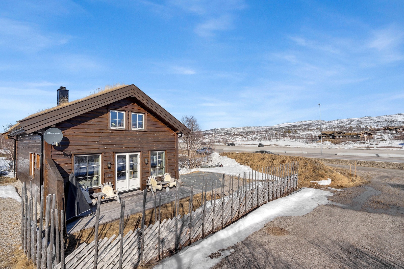 Over gaten ligger dagparkering med inngang til skiløypene ved det gamle "Appartementshotellet" Galleribilde