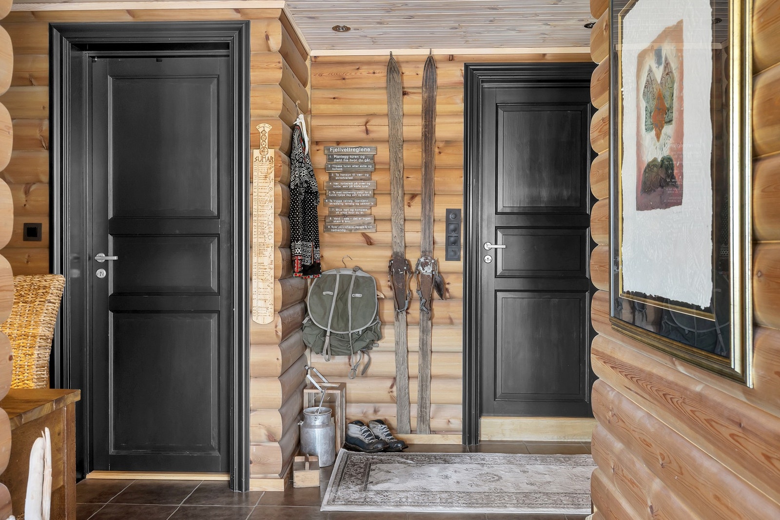 Videre inn i gangen er det den samme fine tømmermannspanelen på veggene og gjennomført med fliser og varmekabler Galleribilde