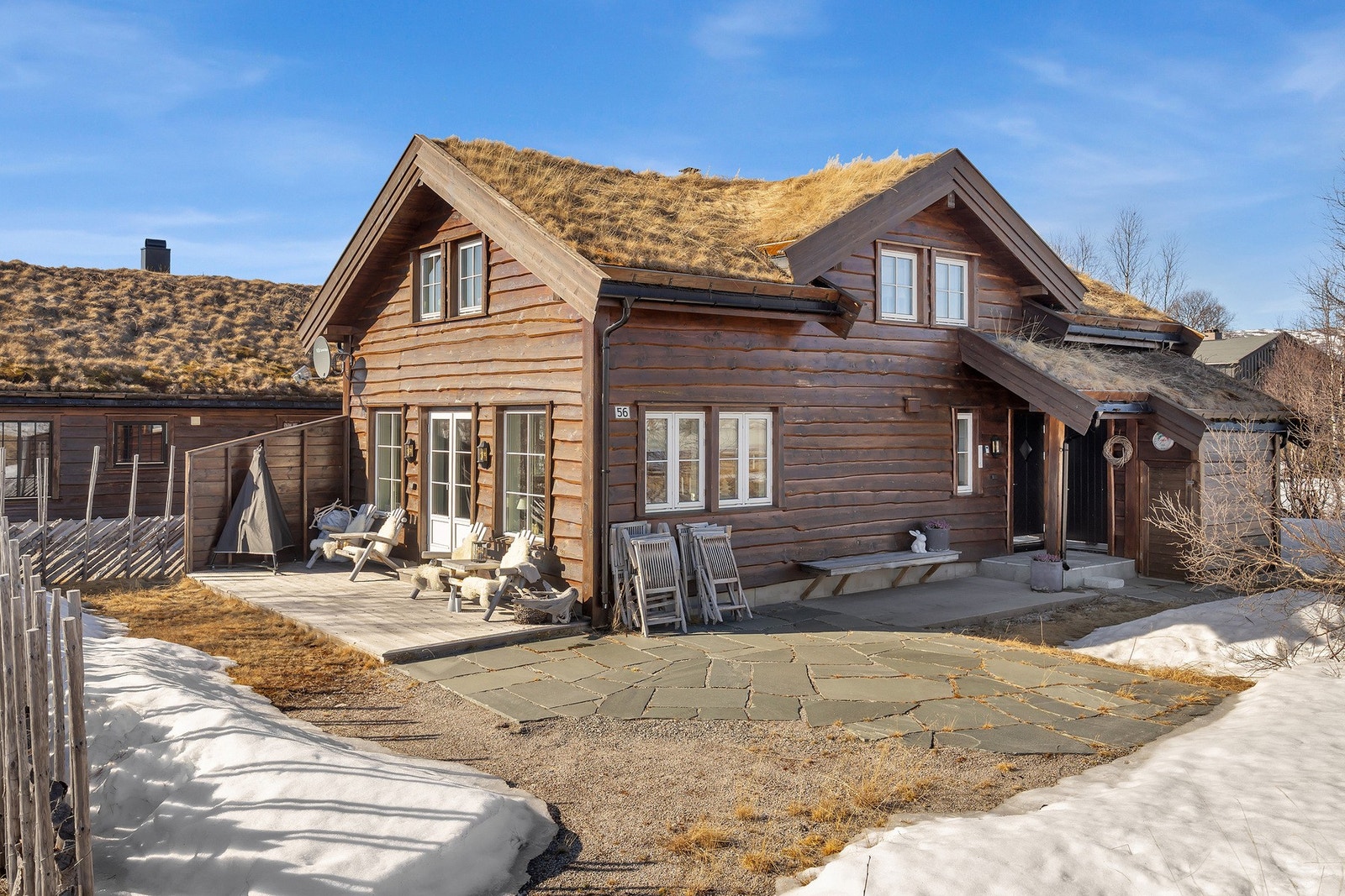 God plass utenfor hytta -deler er hellelagt. Noen ekstra heller medfølger. Galleribilde