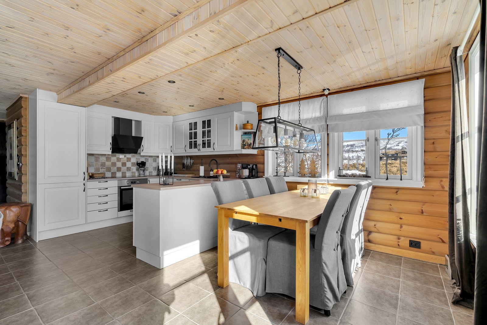 På kjøkkenet er det integrerte hvitevarer som medfølger Galleribilde