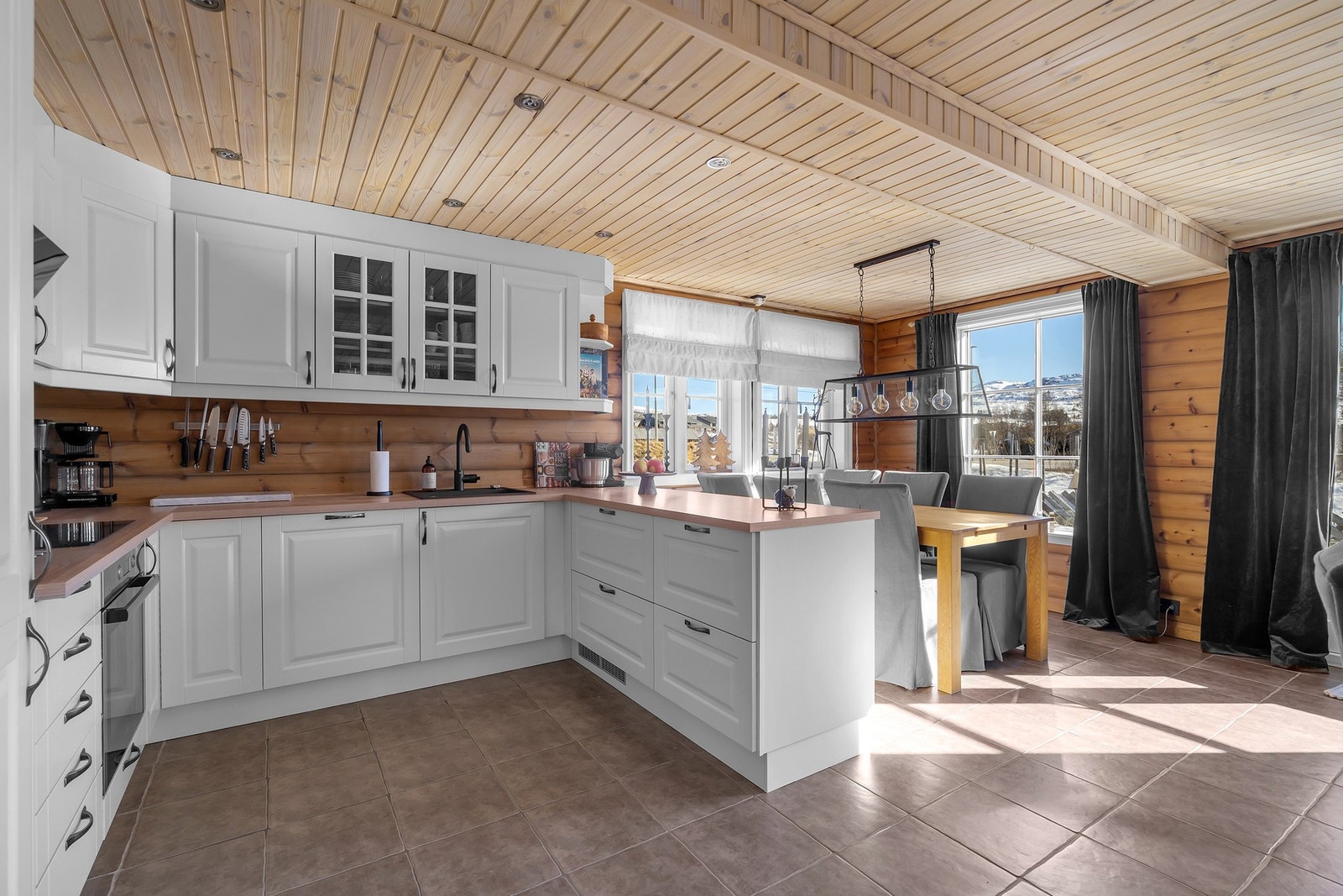 God plass til å trekke ut et langbord ved behov Galleribilde