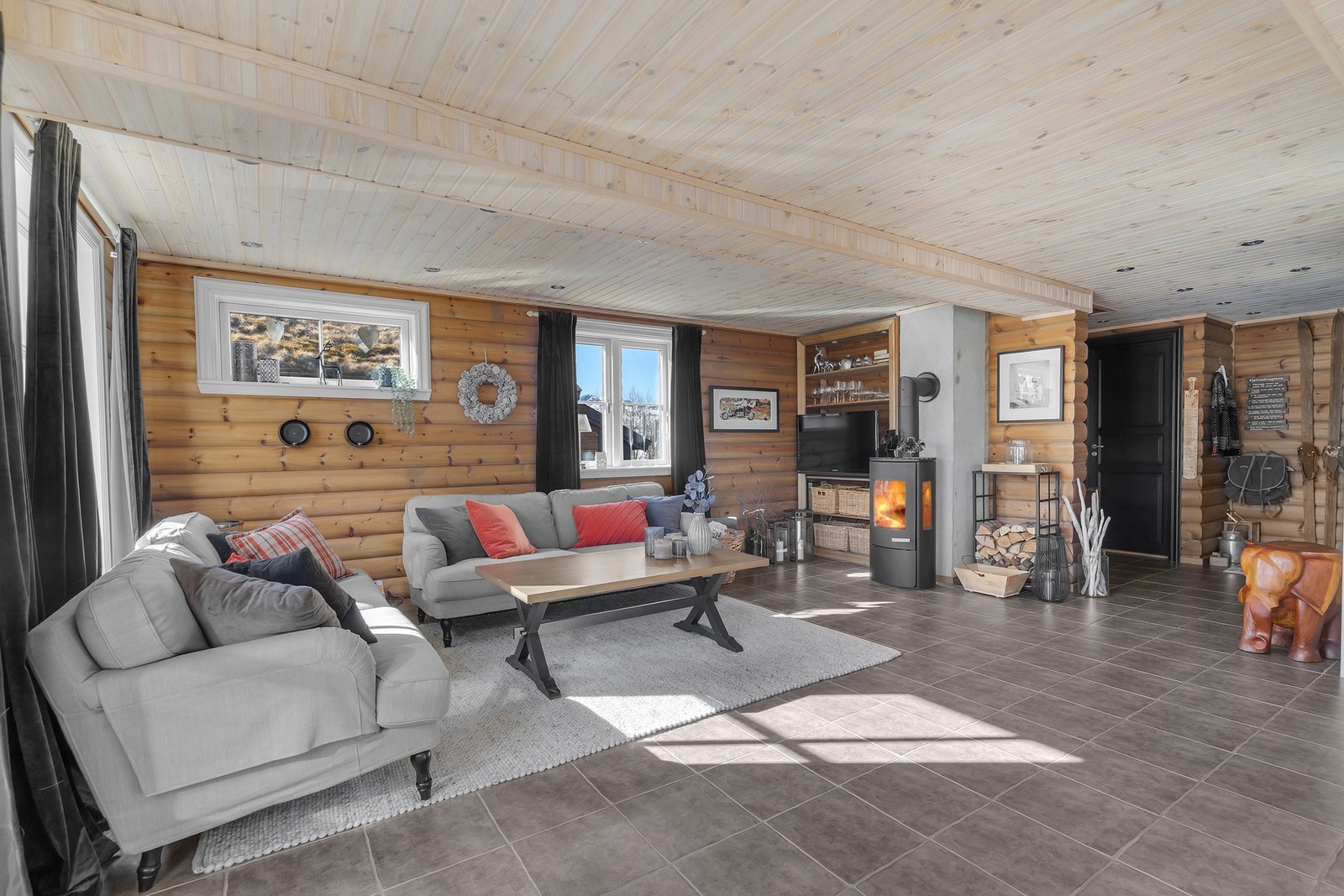 Hyggelig stue med peisovn - varmekabler i gulvene hvor det er fliser Galleribilde