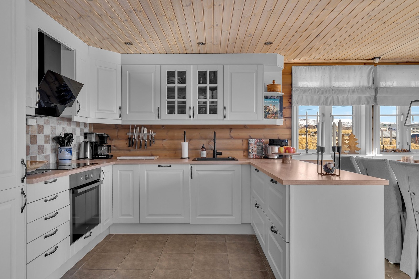 God skap- og benkeplass i kjøkkenet - øy mot spisestuen - praktisk areal for baking og servering - Innredning fra Sørlandskjøkken Galleribilde