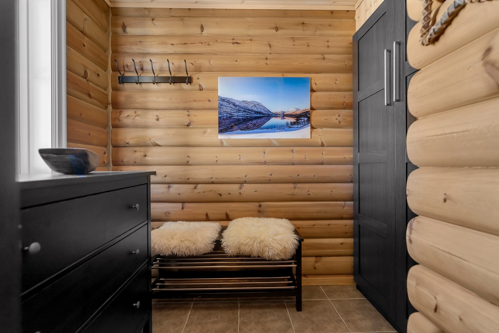 Garderoberom ved siden av vindfanget - praktisk til å henge av seg alt yttertøyet - her er det også fliser på gulvet med varmekabler Galleribilde