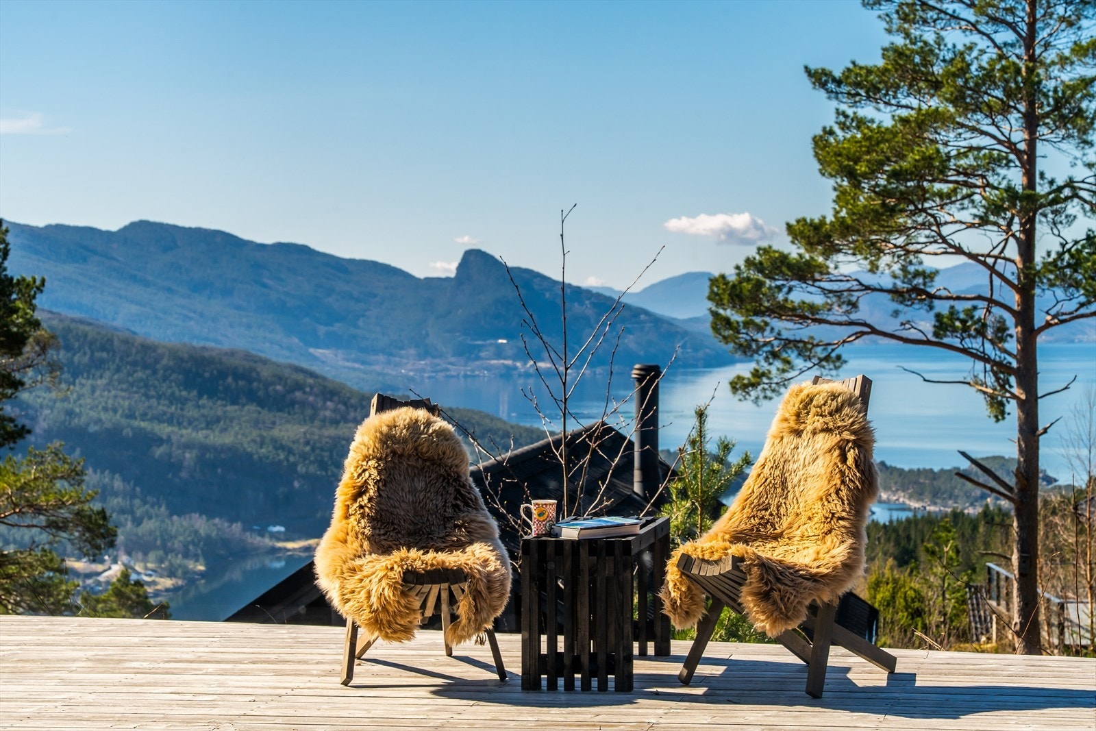 Nyt utsikten mot vest, her ser man ned mot den vakre Samlafjorden som virkelig er en naturskjønn opplevelse. Galleribilde