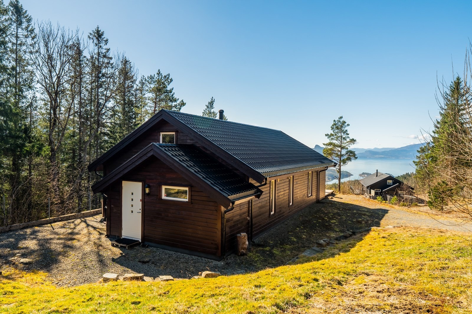 Her kan du gå på ski nesten hele året. Om vinteren er det preparerte skiløyper mellom Jondal og Herand. Galleribilde