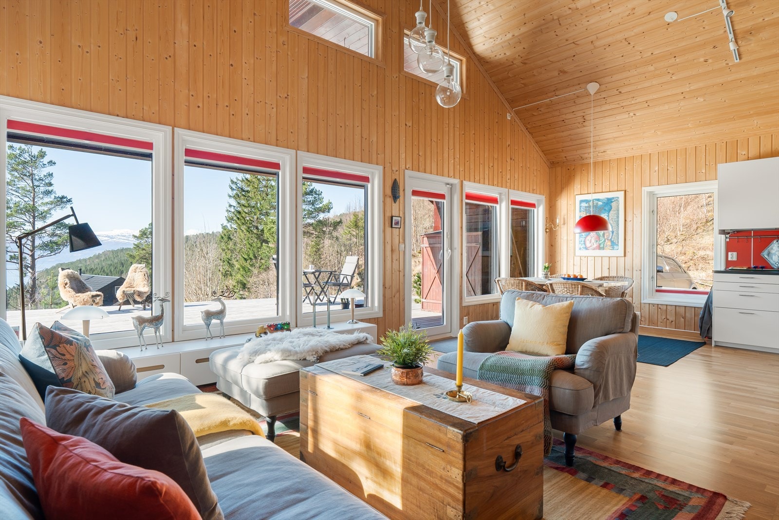 Stuen oppleves som romslig med god plass til å innrede med flere seksjoner, som spise- og sittegruppe. Galleribilde