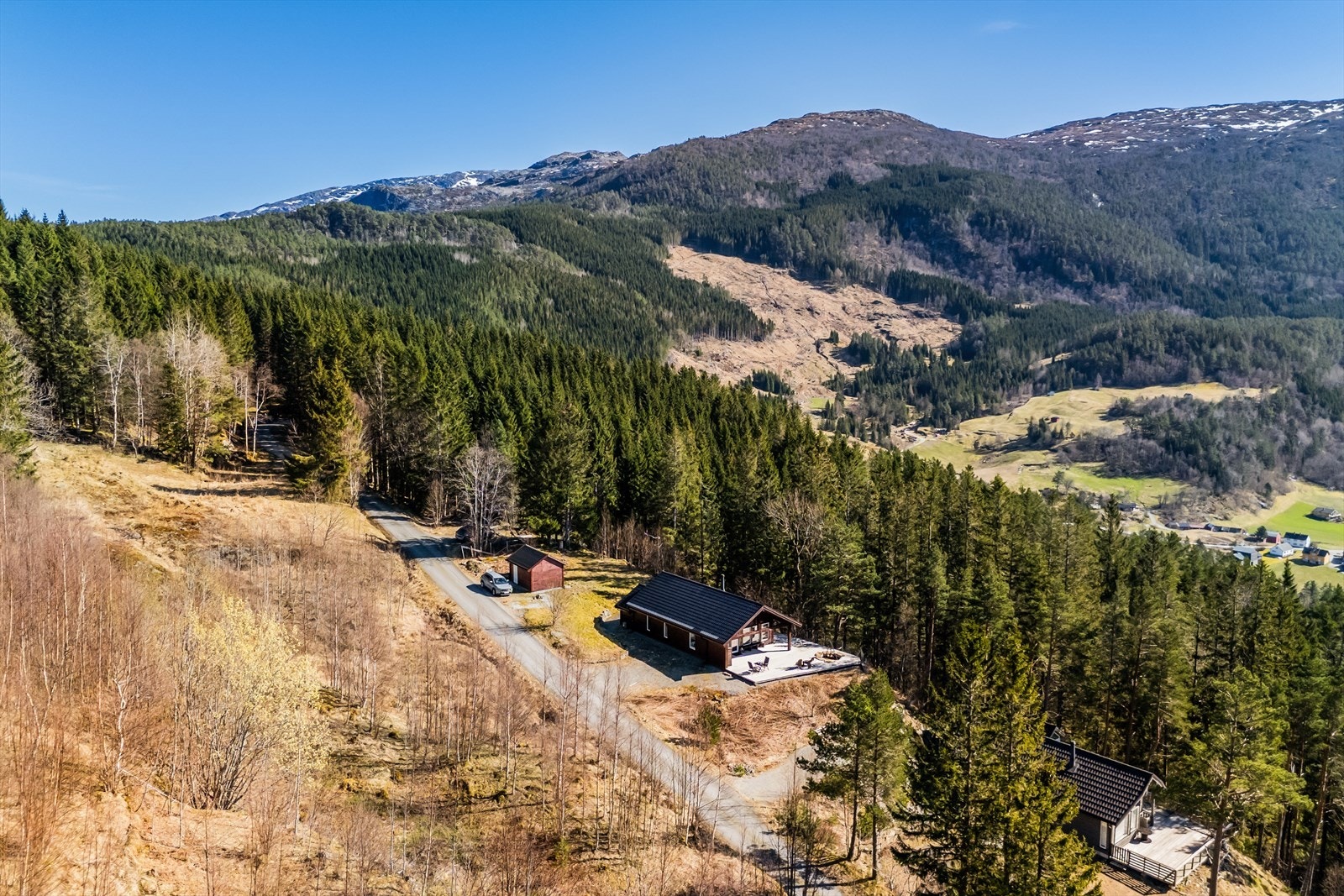 Rikelig med turstier i fjellene rundt, og kort avstand til Hardangerfjorden for bading, kajakk- og båtliv. Galleribilde