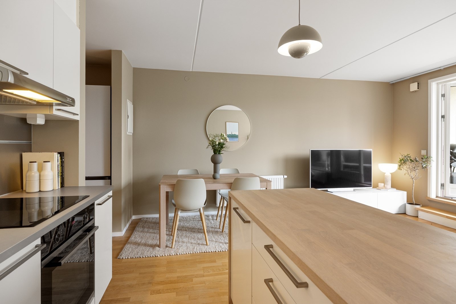 Kjøkkenet er godt utnyttet noe som sikrer masse lagringsplass og plass til matlaging. Galleribilde