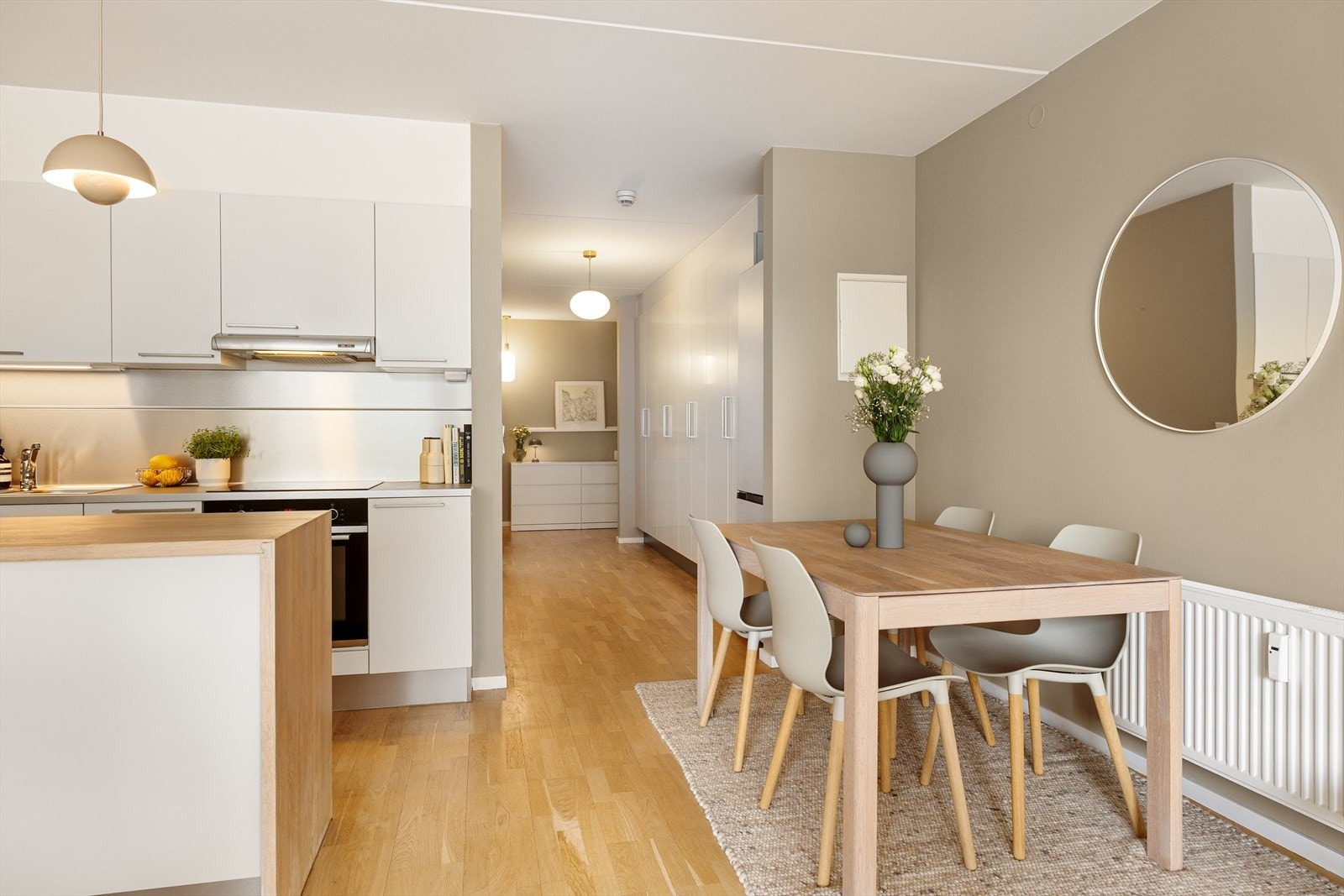 Ved kjøkkenet er det god plass til spisebord. Galleribilde