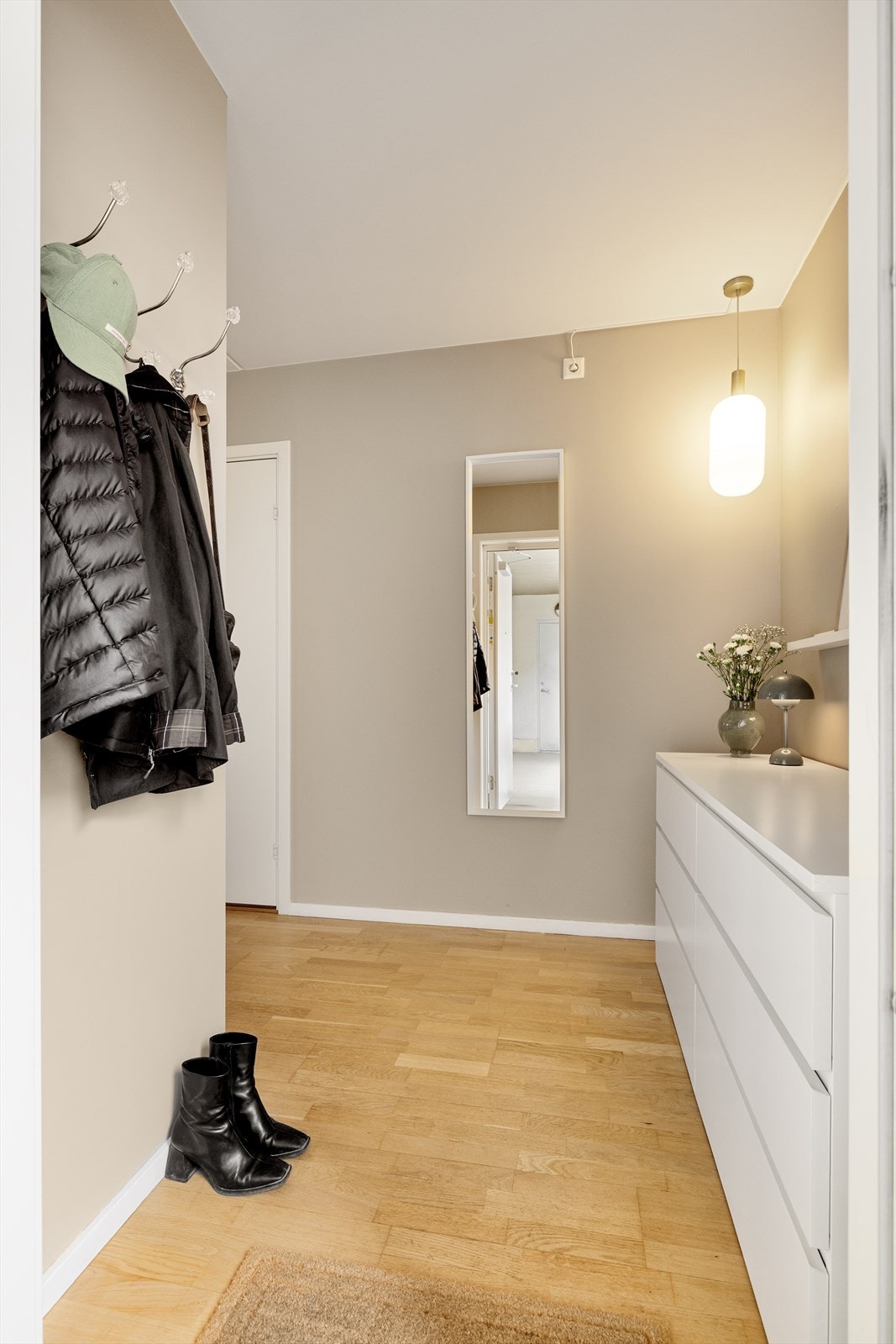 I gangen er det plass til knagger, skohylle og kommode for oppbevaring av yttertøy. Galleribilde