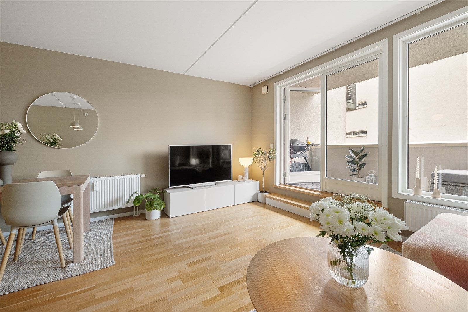 I stuen er det god plass til sofagruppe med tilhørende stuemøblement som sofabord og tv-seksjon. Galleribilde