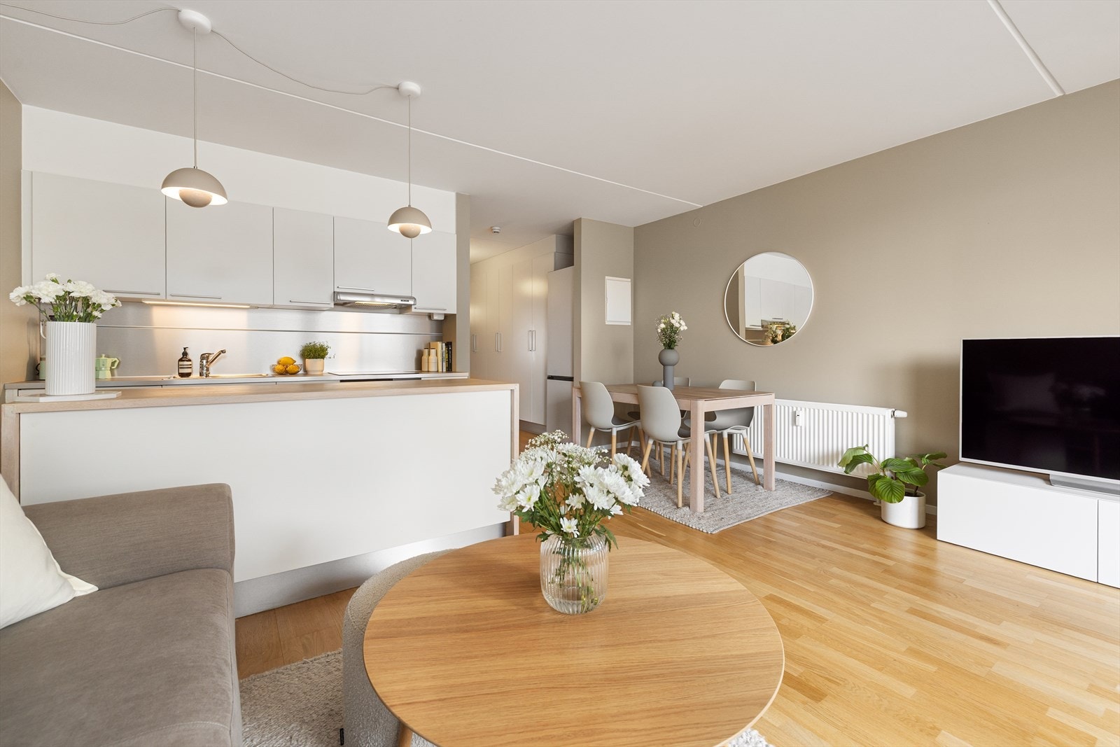 Leiligheten oppleves velholdt og gjennomført med pent gulv og lune fargevalg. Galleribilde