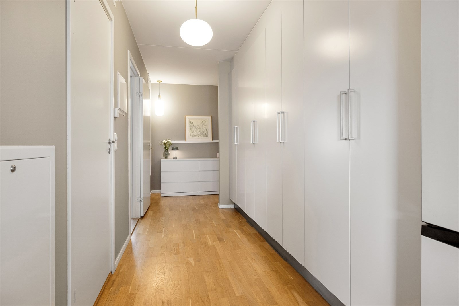 I mellomgangen er det masse lagringsplass i skaprekke langs den ene veggen. I tillegg disponerer leiligheten en kjellerbod. Galleribilde