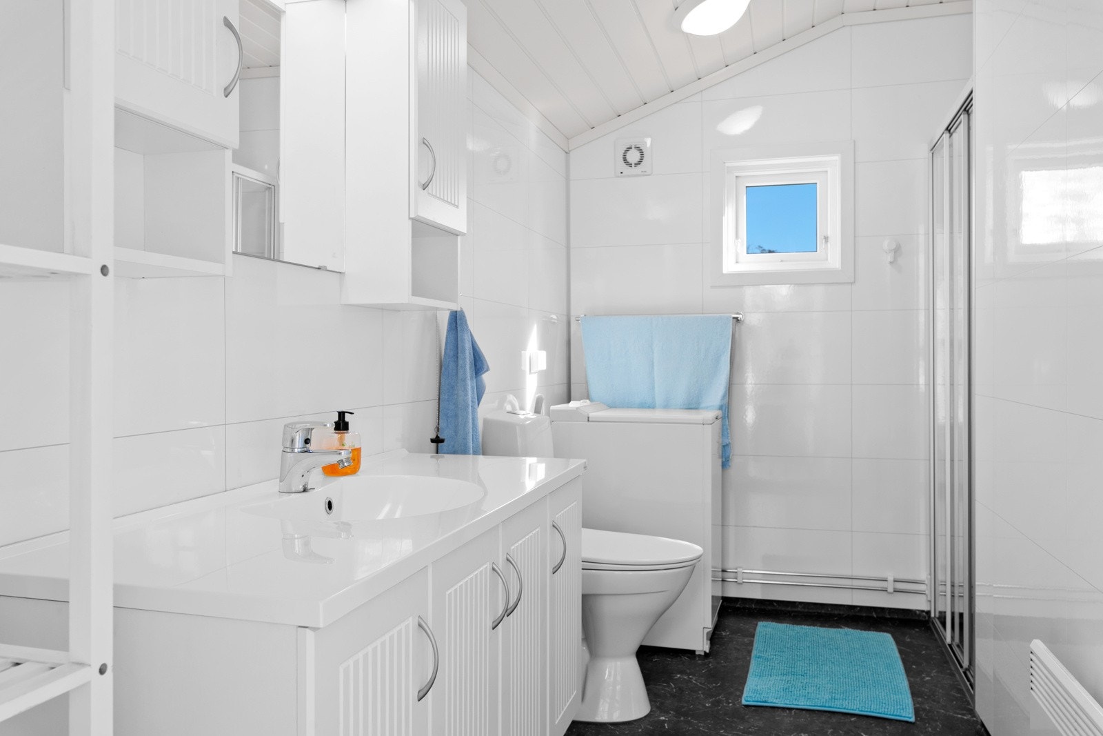 Bad fra 2015 med dusjnisje, servant med innredning, toalett og opplegg for vaskemaskin Galleribilde