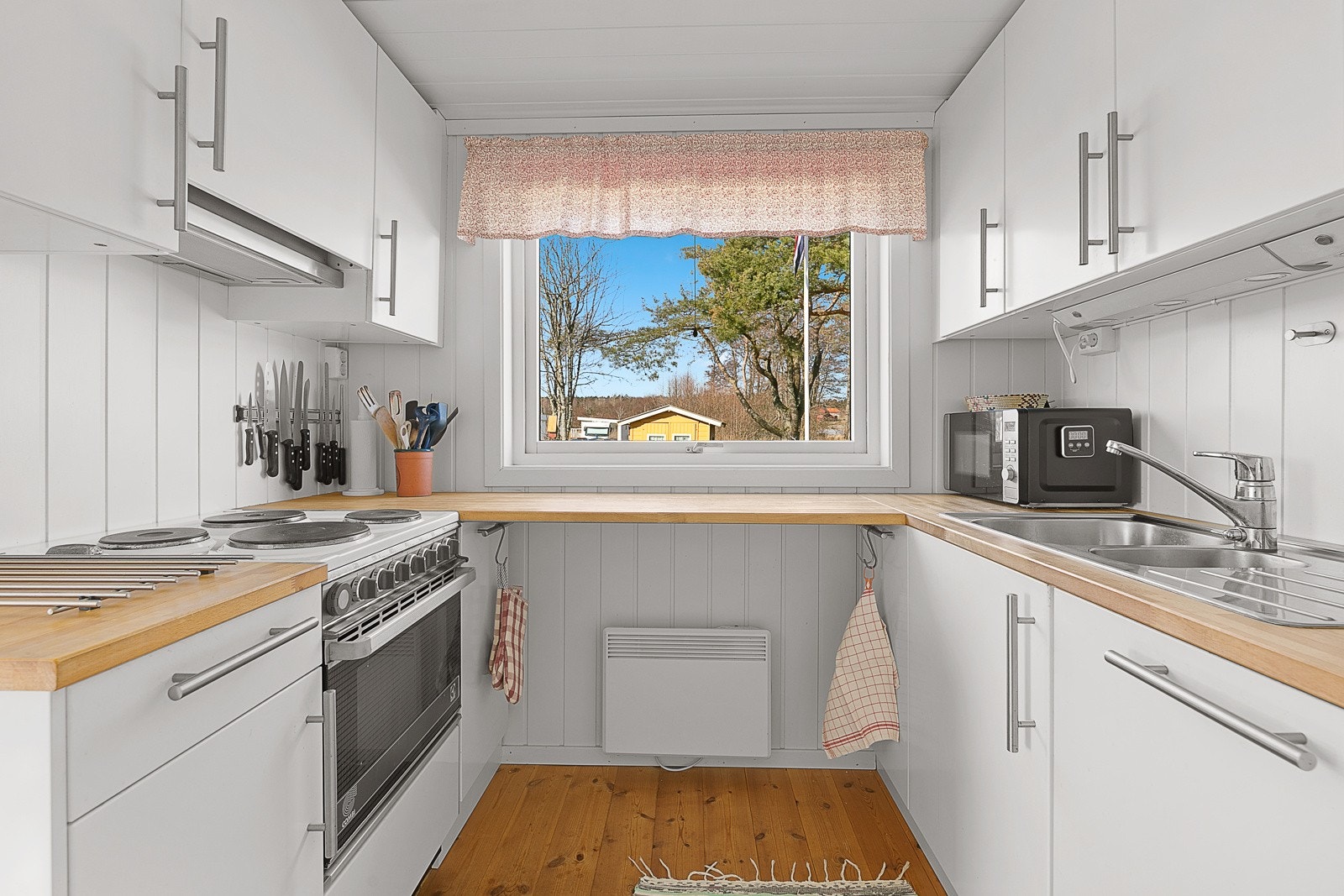 Kjøkken fra IKEA med skapplass både over og under benkeplate Galleribilde