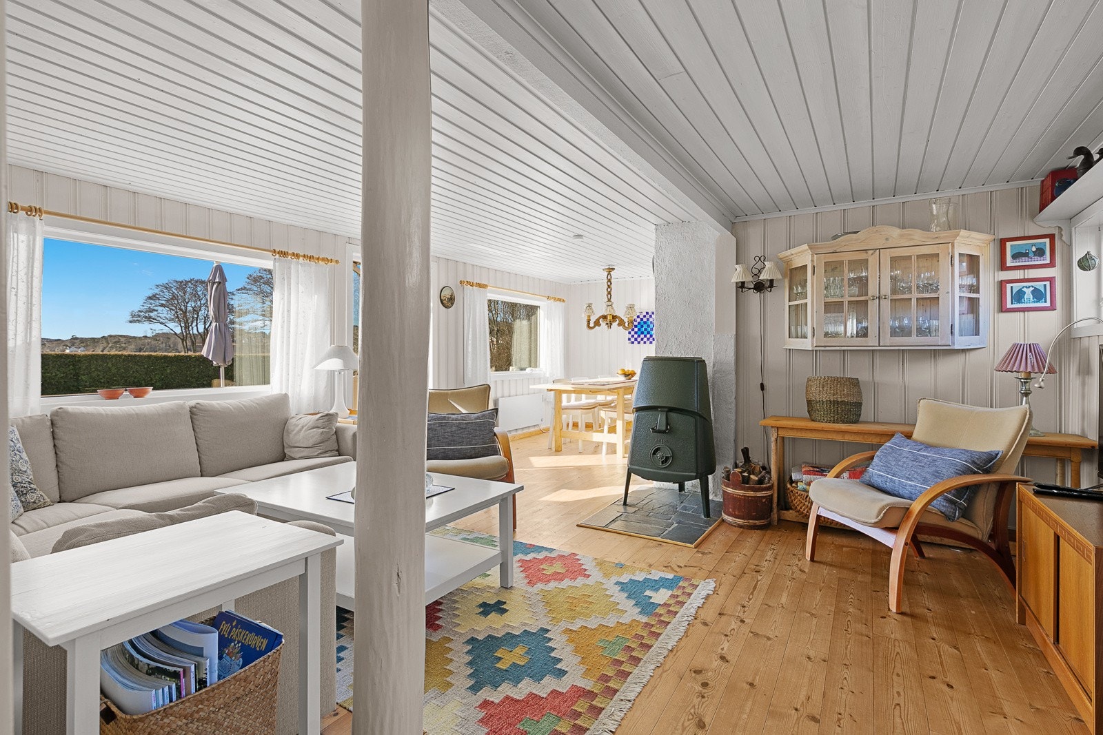 Koselig sittekrok ved peisen Galleribilde