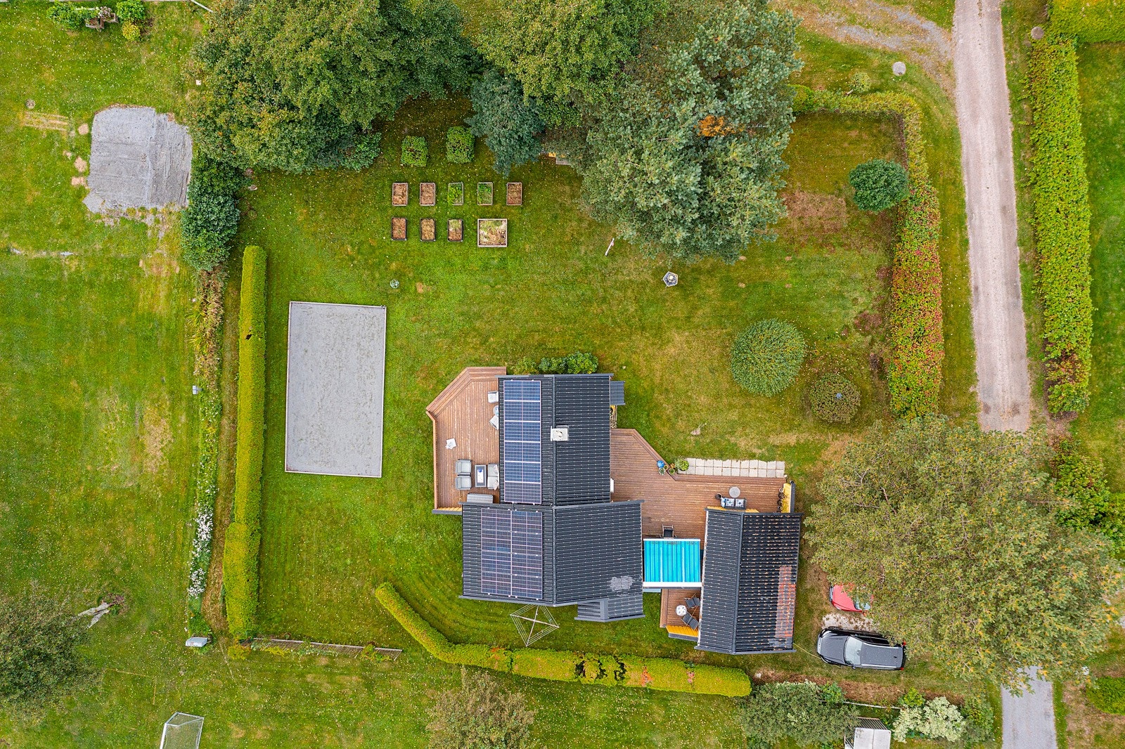 Oversiktsbilde av hytta og utearealene. Selger investerte i solcelleanlegg i 2023 Galleribilde