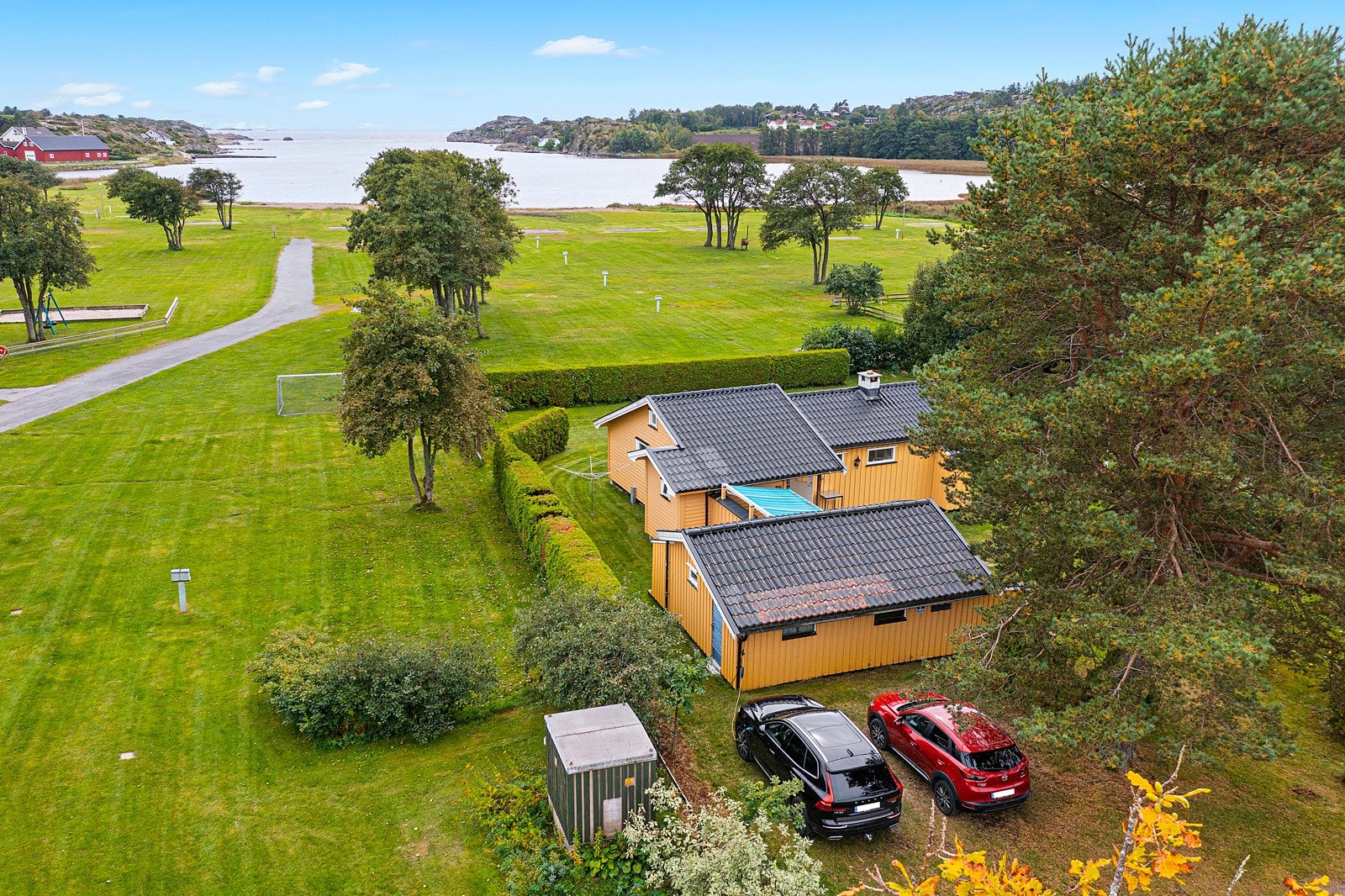 Den har parkering på tomten. Det ble montert elbil-lader i 2024 Galleribilde