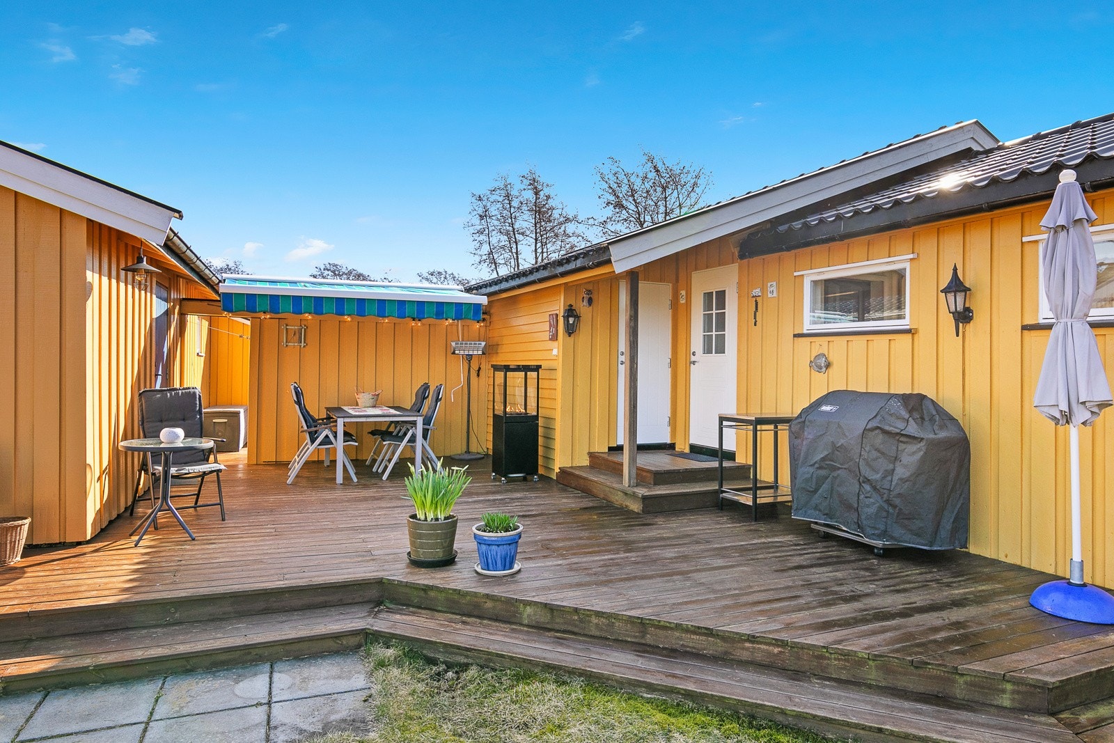 Mellom hytta og det tilhørende annekset finner du en flott terrasse, som skaper en hyggelig uteplass og binder byggene sammen Galleribilde