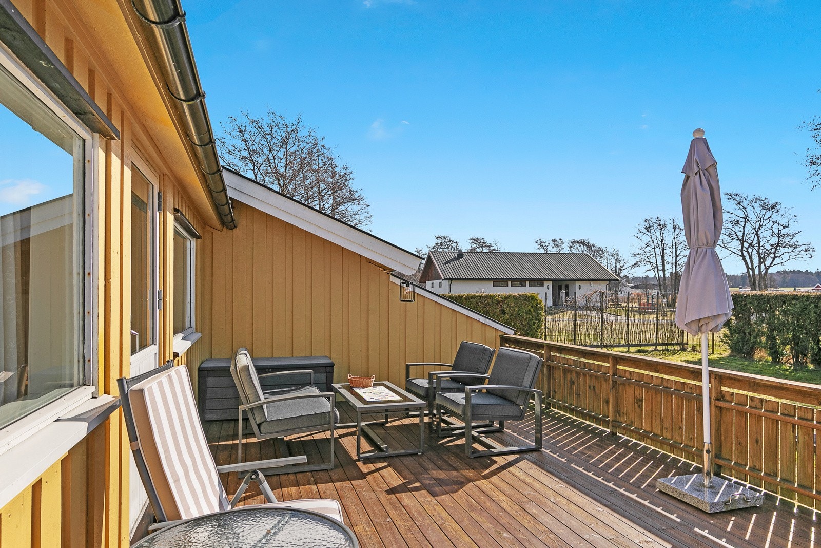 Utenfor stuen er det terrasse på 26 kvm med gode solforhold Galleribilde