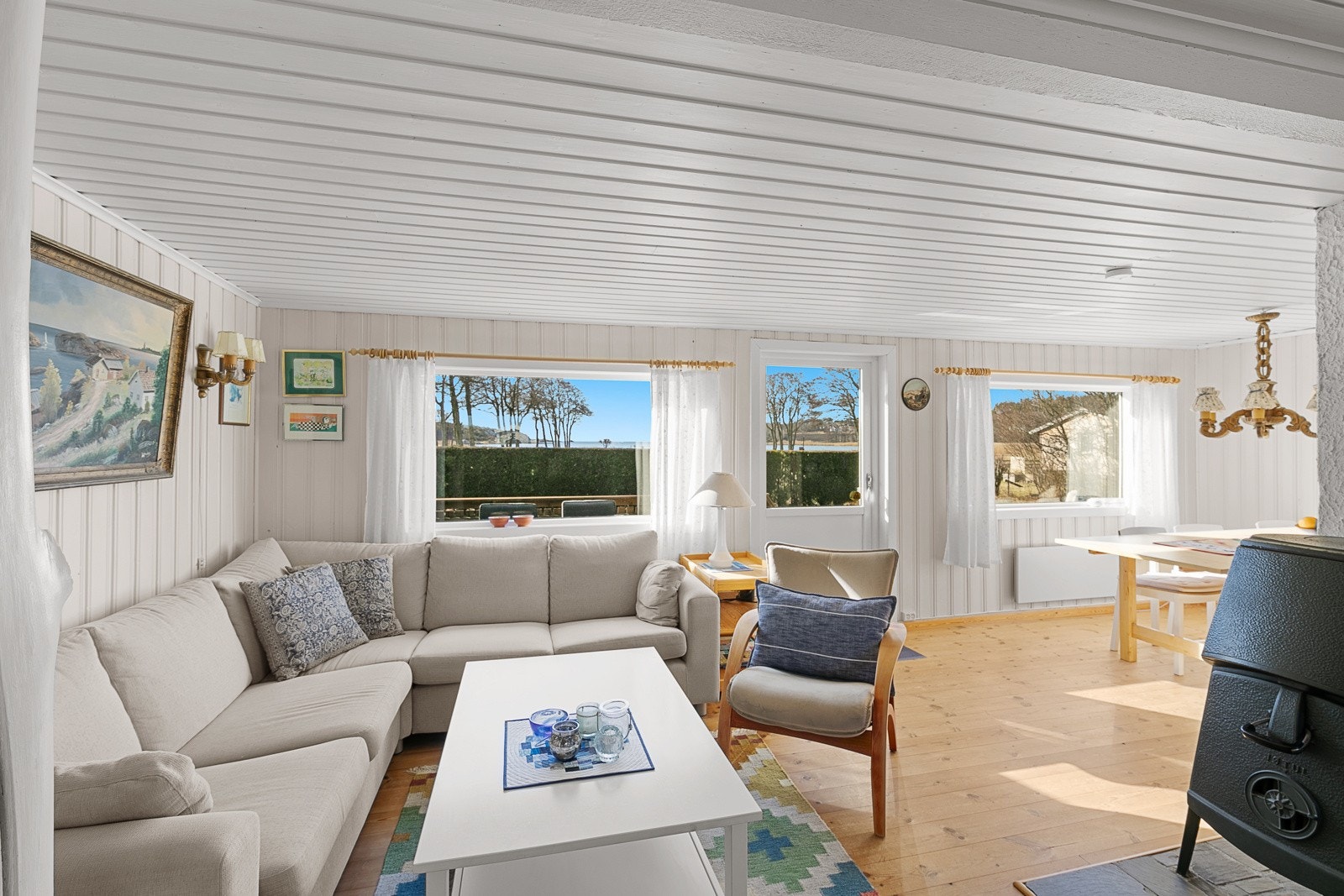 Lys og tirvelig stue med plass til sofagruppe Galleribilde