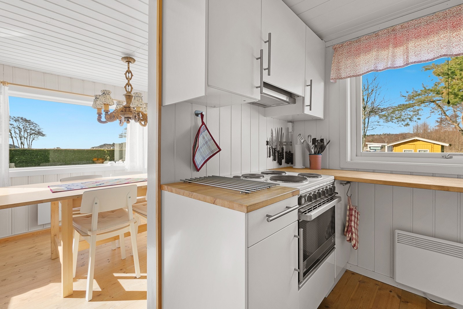 Praktisk med kort vei fra kjøkken til spisebordet Galleribilde