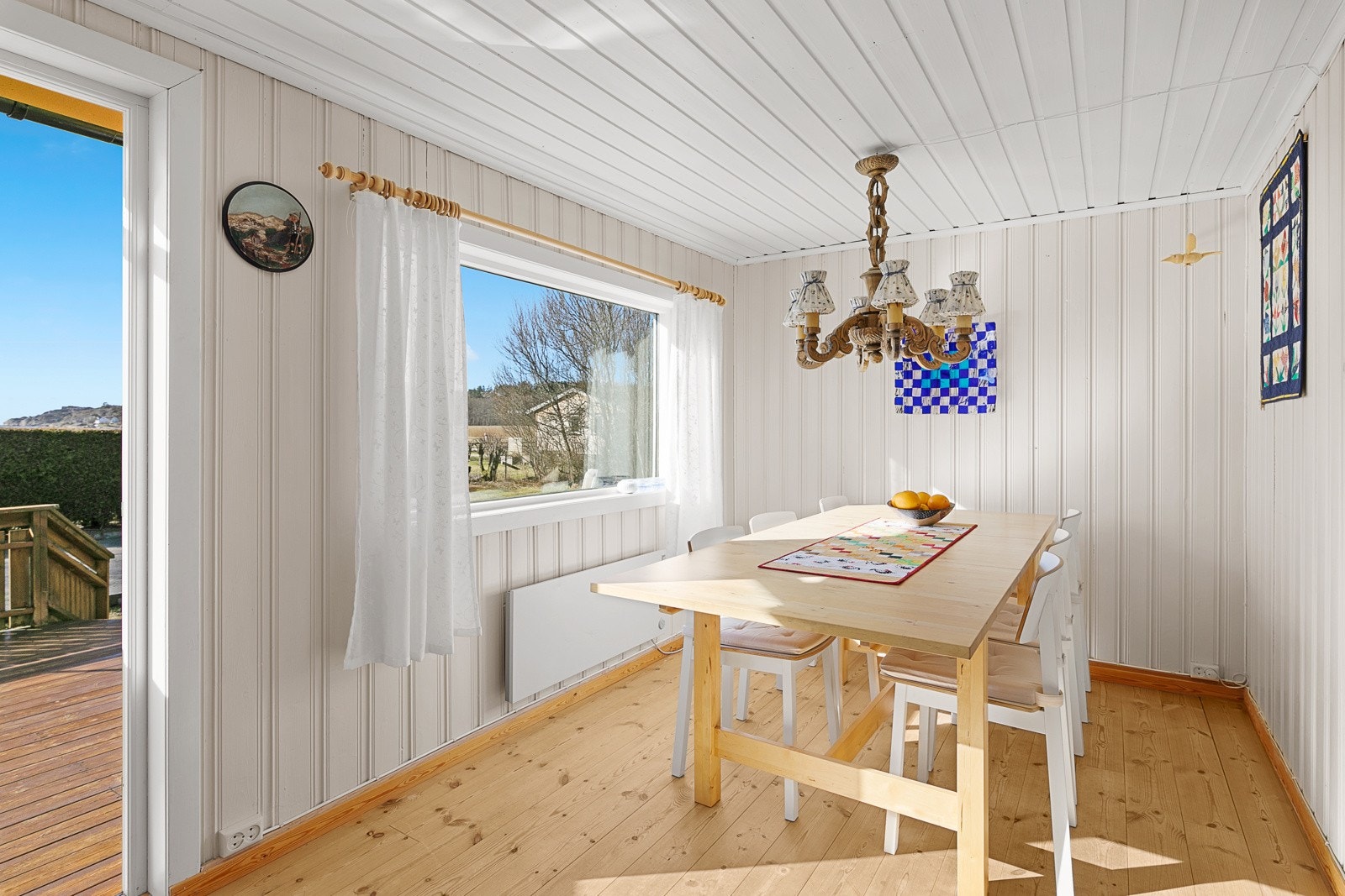 Spisestue med utsikt til veranda og hage Galleribilde