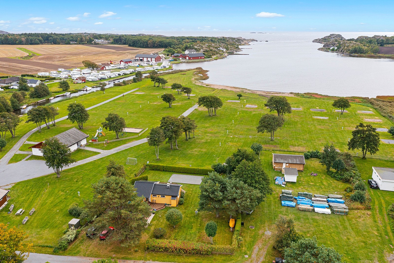 Oversiktsbilde - Gusland Camping ligger mellom hytta og stranden Galleribilde