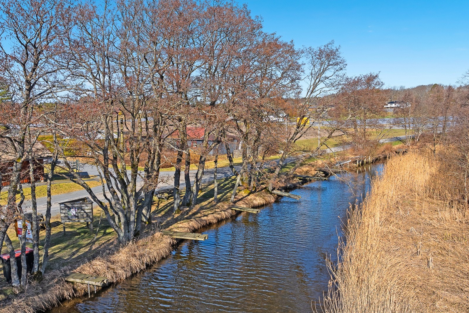 Med hytta følger 10 fots plastbåt med transporthenger og båtplass i Bergselva Galleribilde