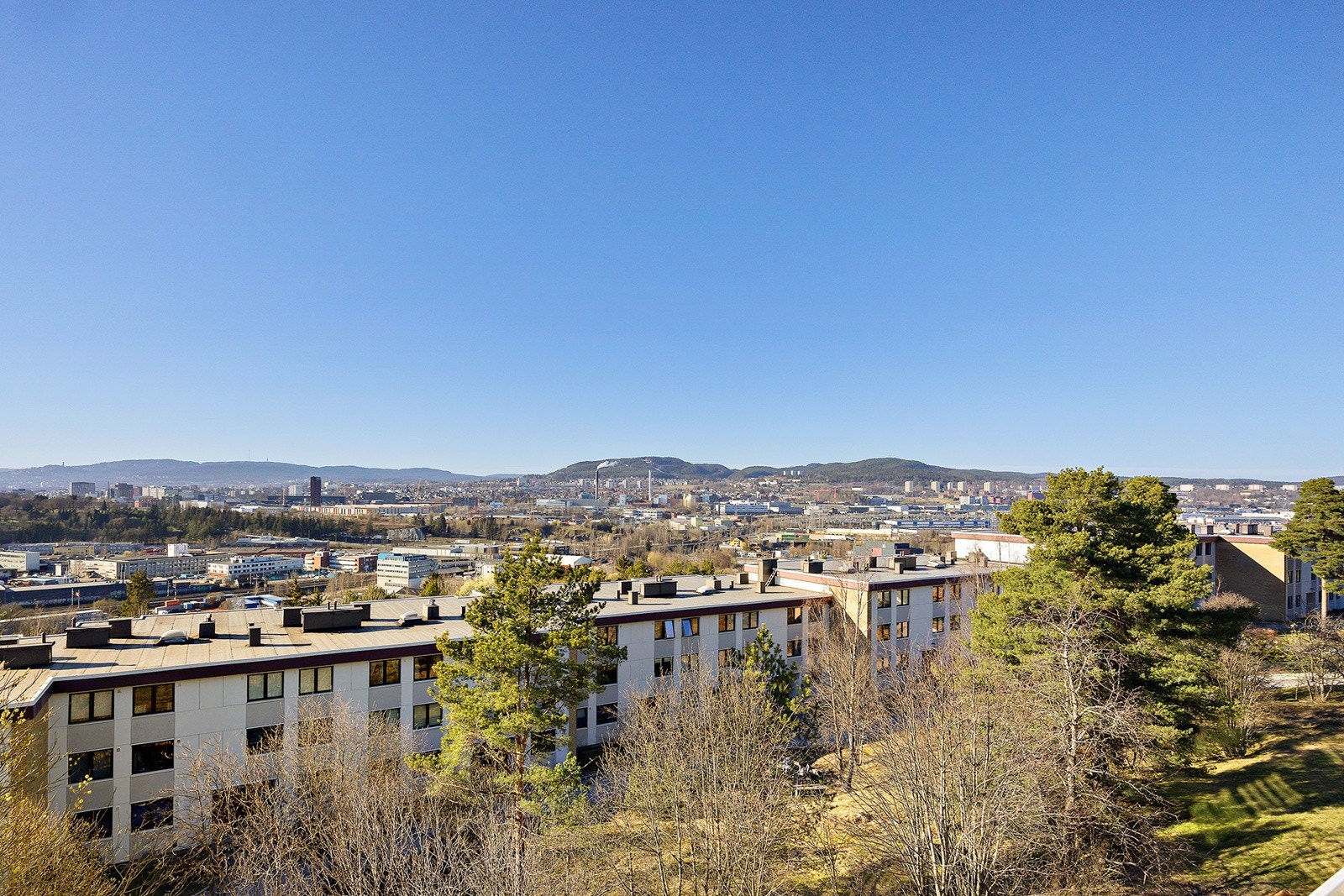 En gjennomgående 3-roms leilighet beliggende i 3.etasje med stort potensial Galleribilde