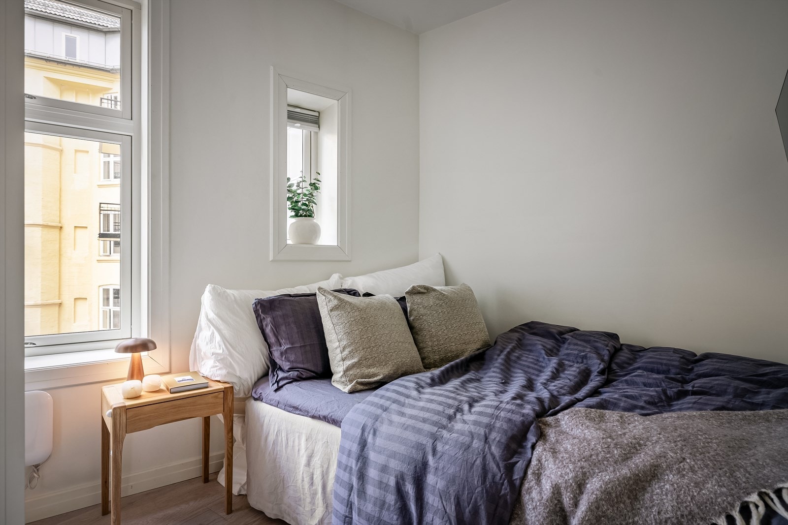 Flott soverom med plass til seng og garderobeskap. Galleribilde