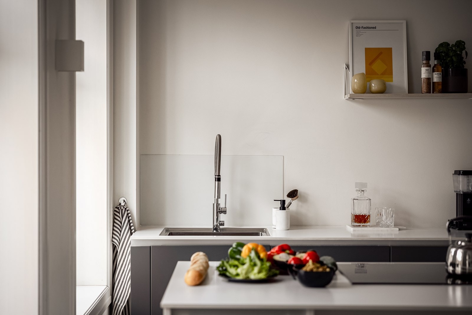 Innredningen består av slette, hvite og mørke fronter og en flott benkeplate. Galleribilde