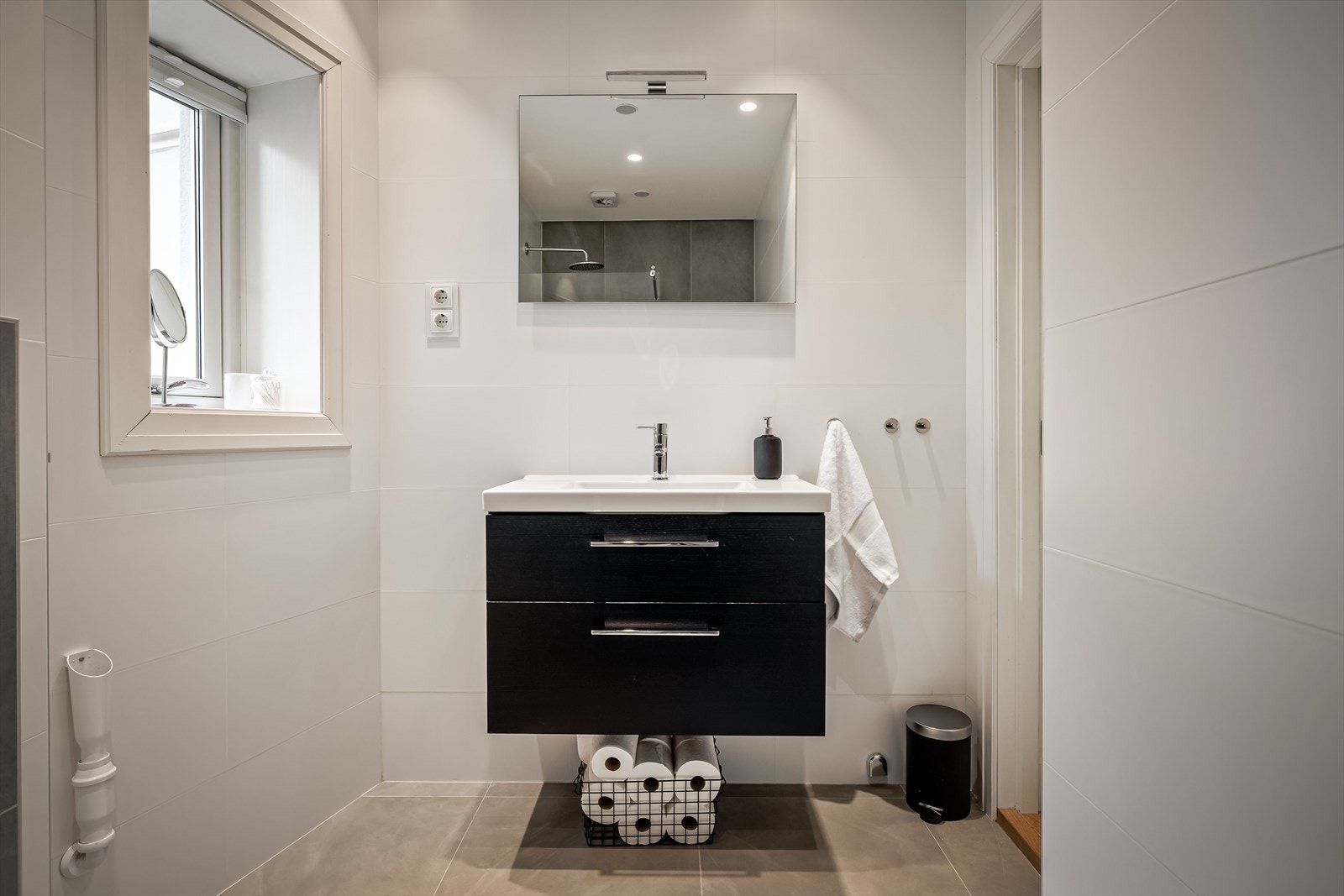 Lekkert, flislagt bad fra 2015 med opplegg for vaskemaskin. Galleribilde