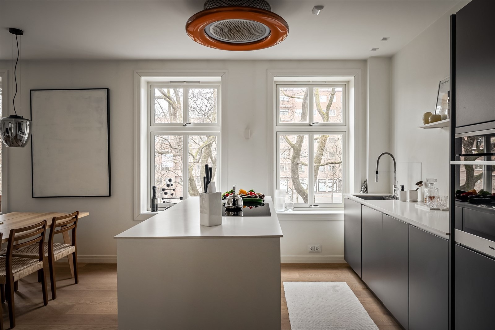 Moderne og stilrent KVIK-kjøkken fra 2015 med alt av integrerte hvitevarer. Galleribilde