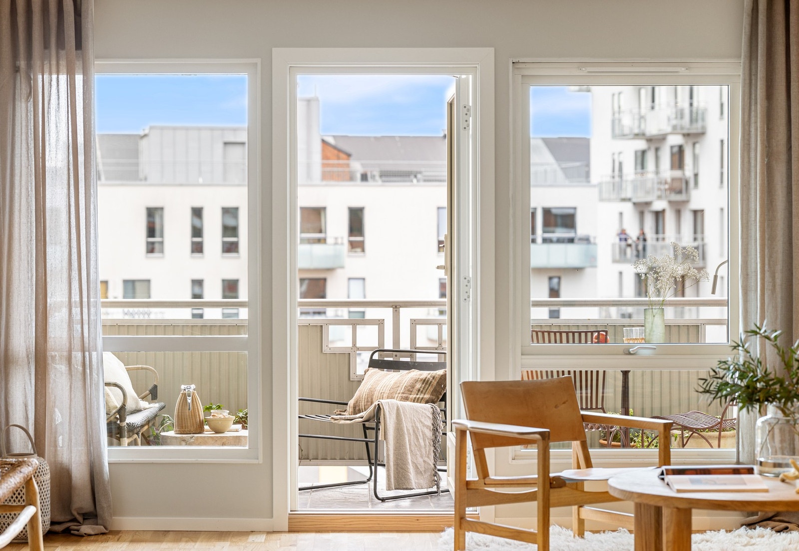 Attraktiv beliggenhet i byggets 6. etasje med gode lysforhold fra store vinduer. Galleribilde