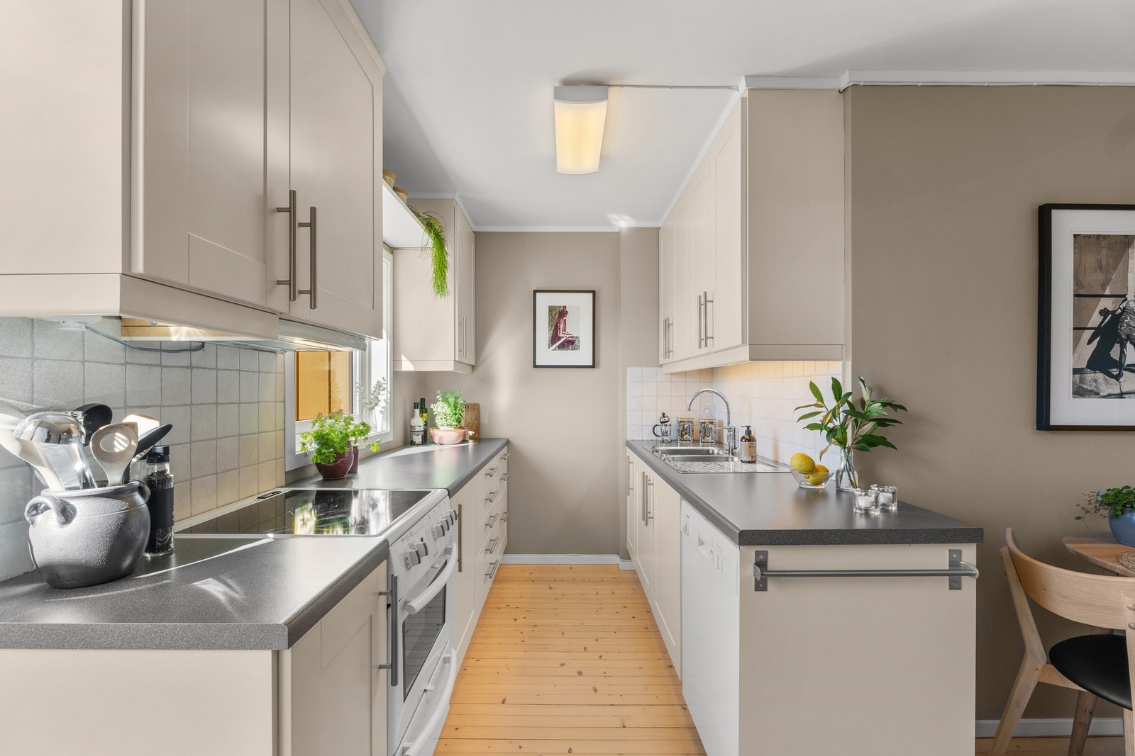 Kjøkkenet er fra Ikea og har rikelig med skapp og benkeplass Galleribilde