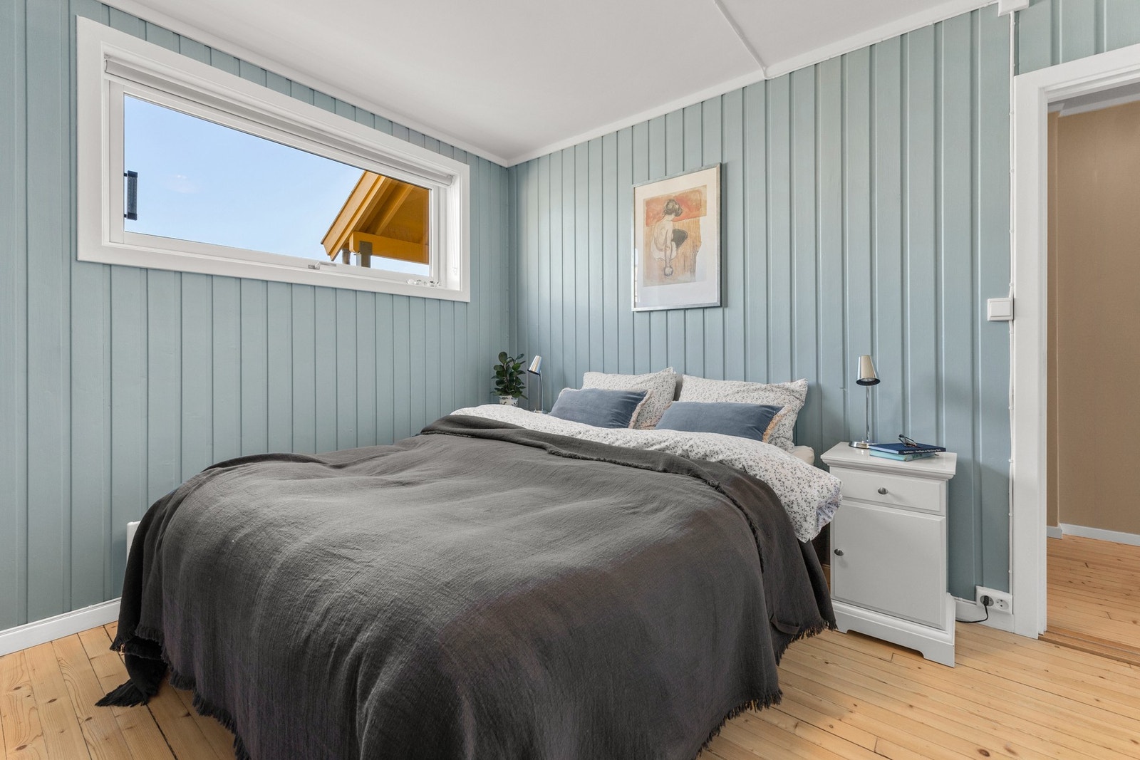 I likhet med soverommene oppe ligger dette på den "kjølige" siden av boligen så her sover man godt Galleribilde