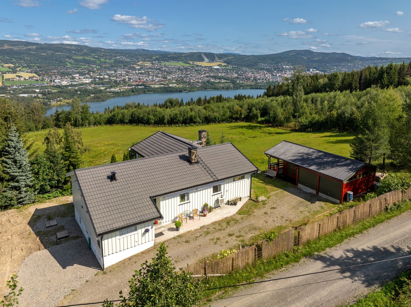 Landlig og svært hyggelig beliggenhet med flott utsikt. Galleribilde