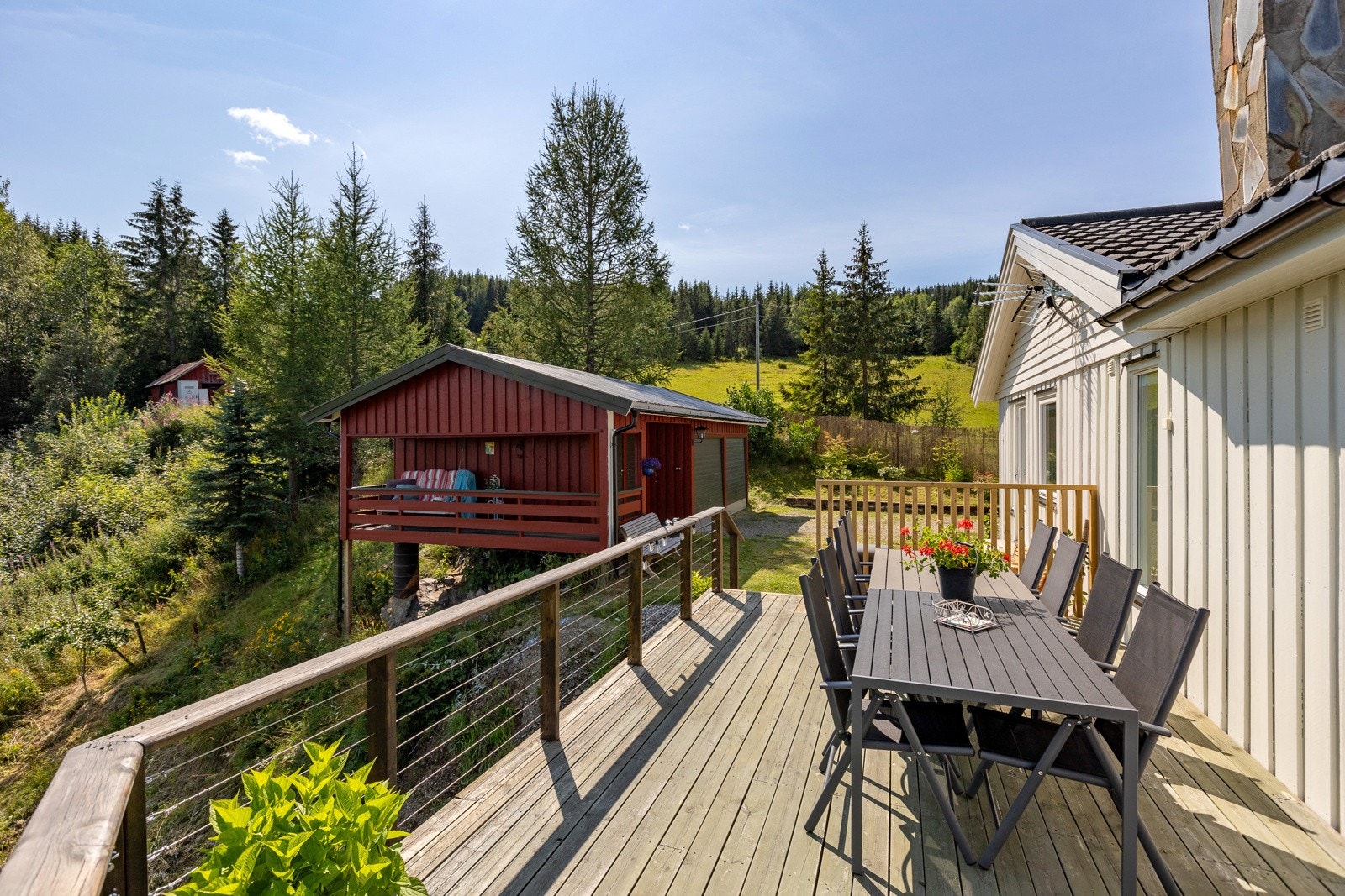 Terrasse med god plass for møbelgruppe. Galleribilde