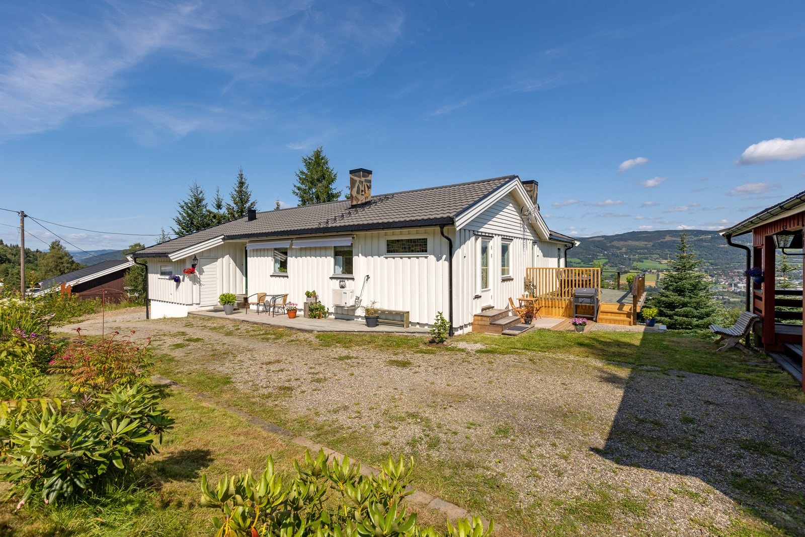 Flat og bruksvennlig gårdsplass med parkeringsmuligheter. Galleribilde