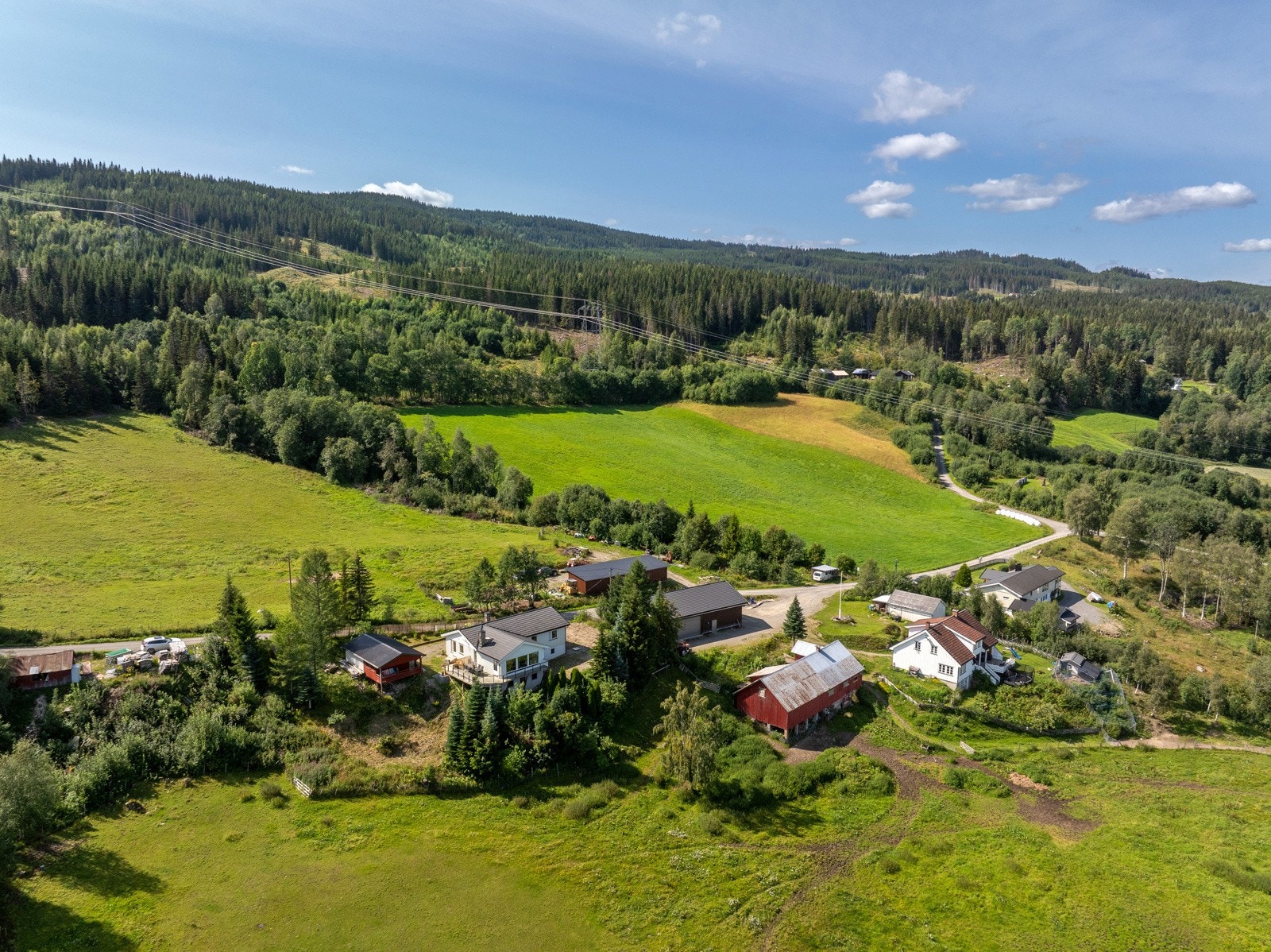 Eiendommen ligger i et landlig og hyggelig områder med spredt boligbebyggelse. Galleribilde