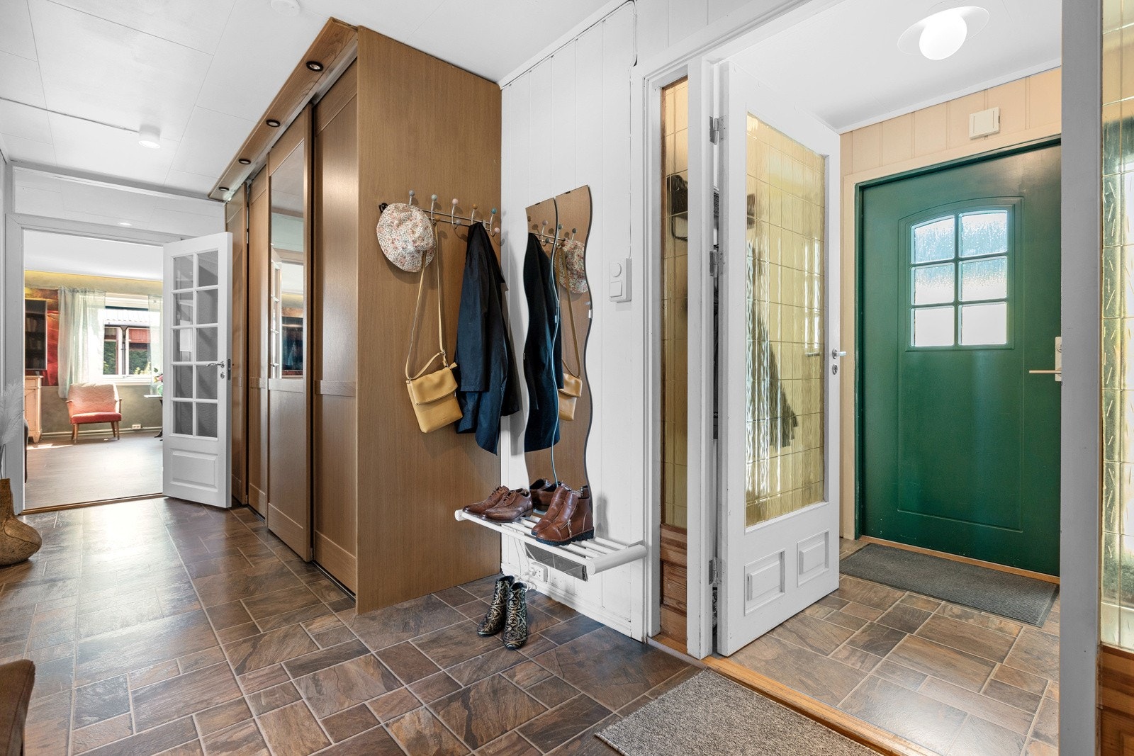 Velkommen inn - romslig entre med garderobeplass. Galleribilde