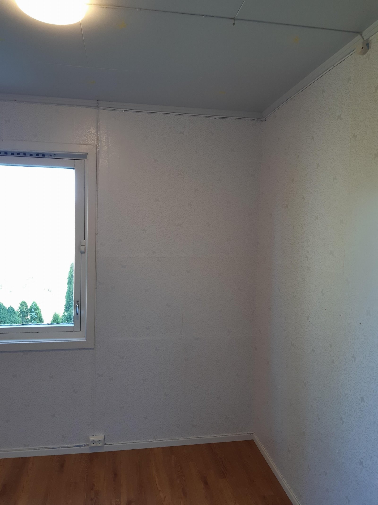 Soverom (selgers eget bilde) med nyere tapet. Galleribilde