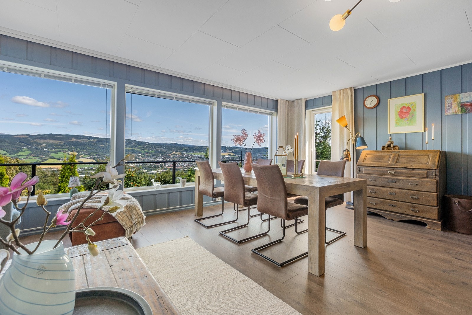 Fantastisk utsikt over Lillehammer by, Lågen og omkringliggende områder. Galleribilde
