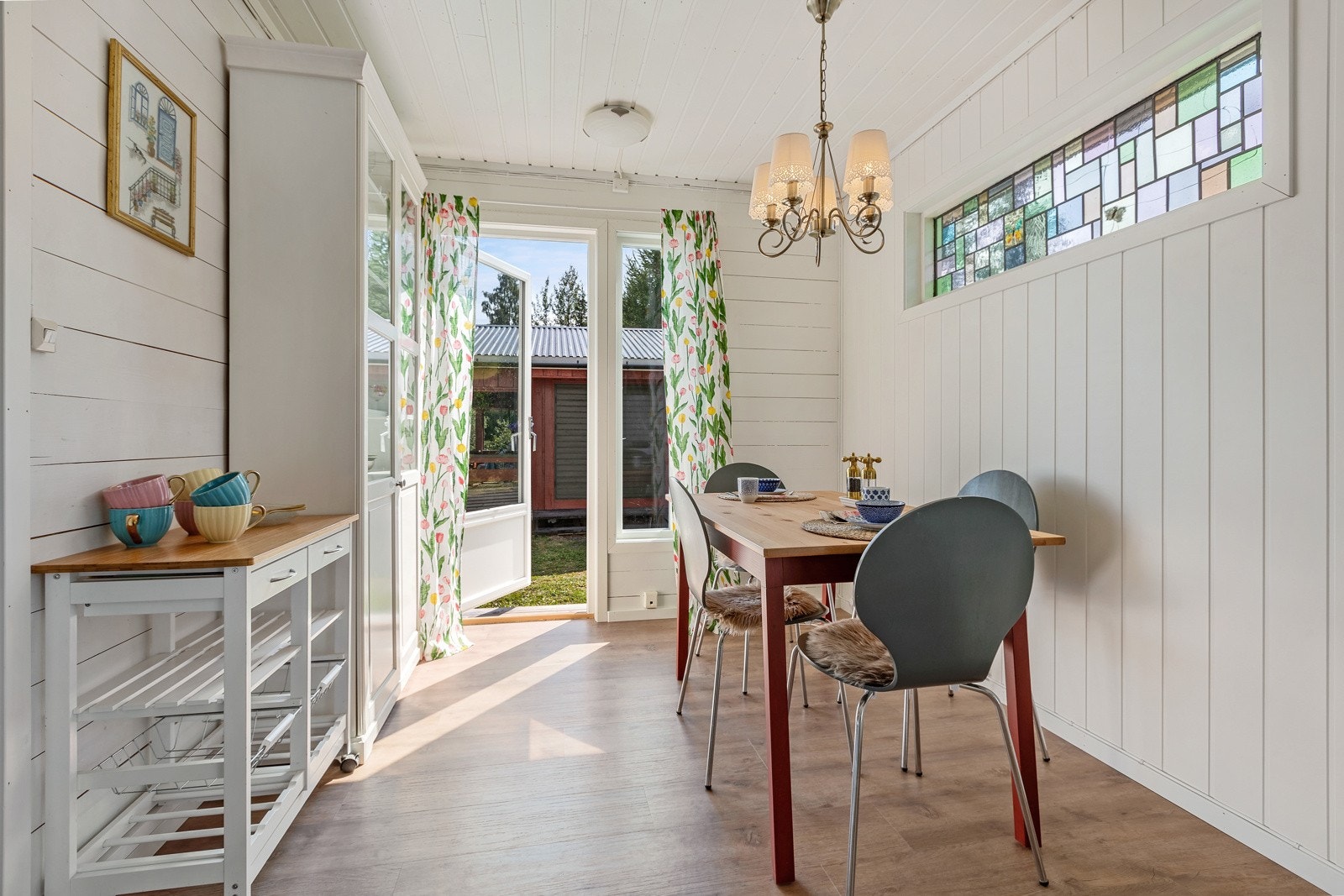 Fra kjøkkenet er det utgang til terrasseplatting mot sør. Galleribilde