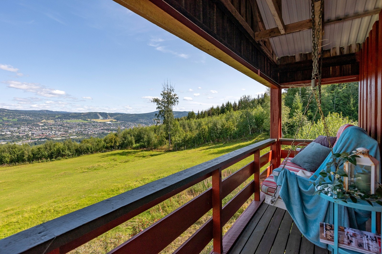 Fra verandaen er det nydelig utsikt mort Lillehammer og Lågen. Galleribilde