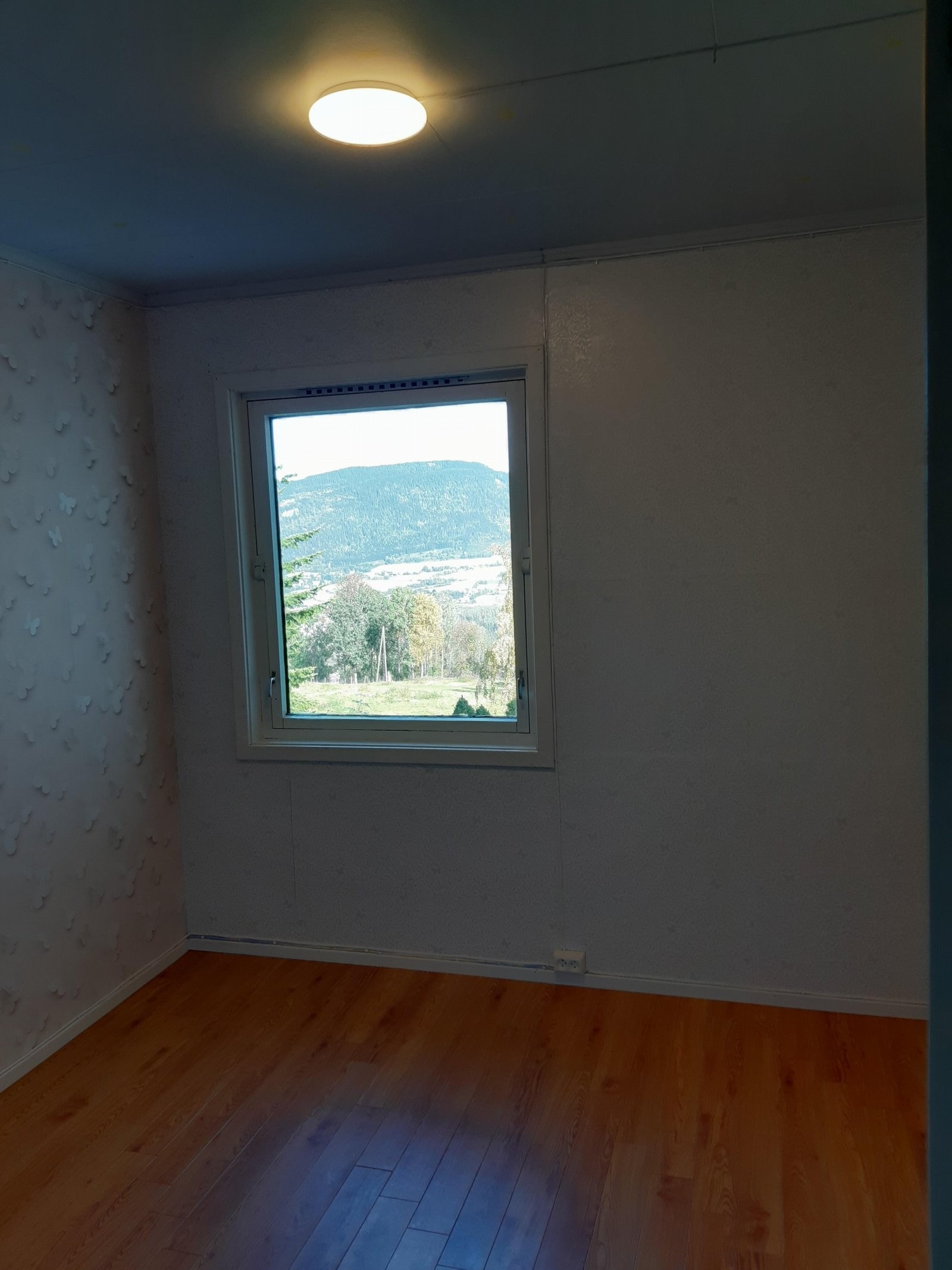 Soverom (selgers eget bilde) med nyere tapet. Galleribilde
