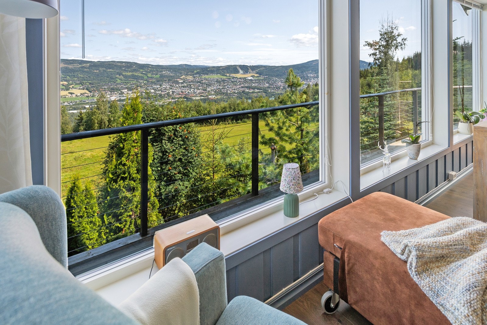 Verandaareal utenfor stuen gir gode muligheter for plassering av mindre sittegruppe. Galleribilde