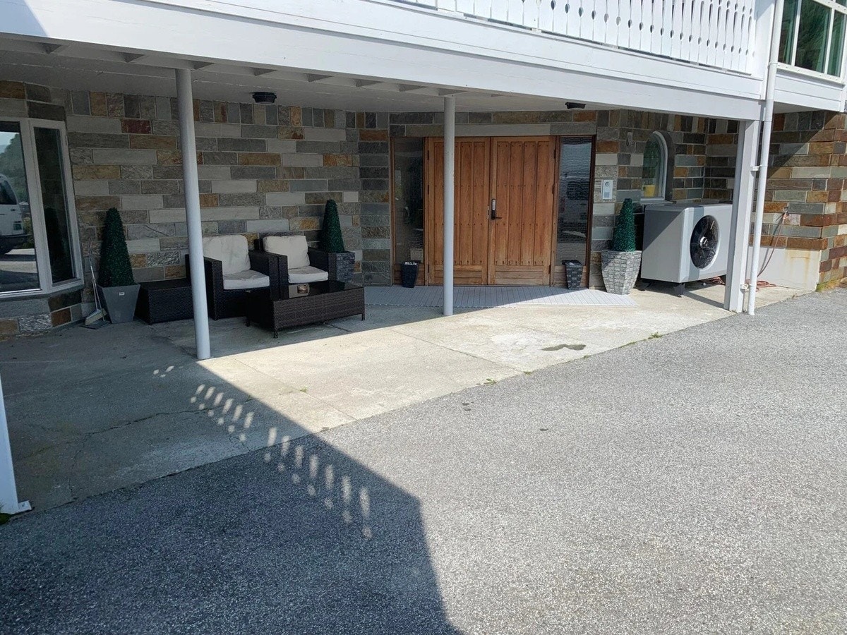 Egen inngang og hyggelig uteområde med sitteplass Galleribilde